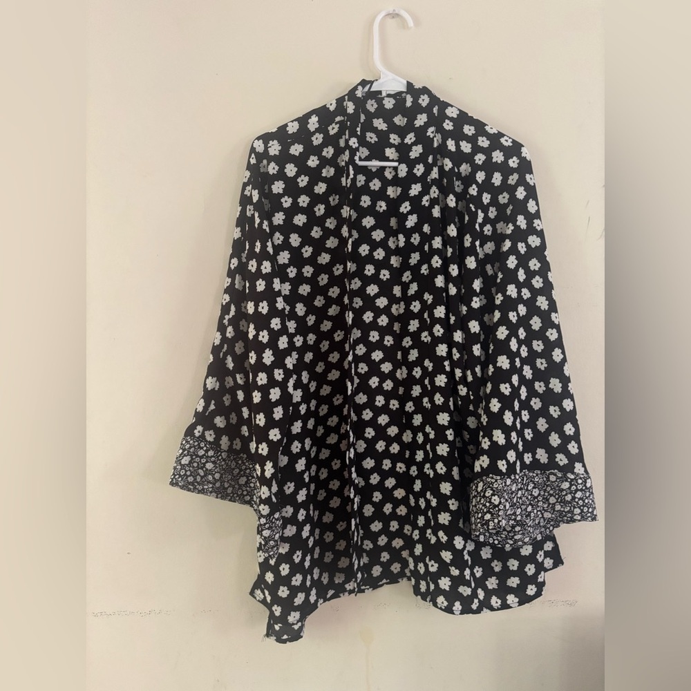 NWT Women's Adyson Parker Black and White Floral‎ Cardigan SizeL/XL